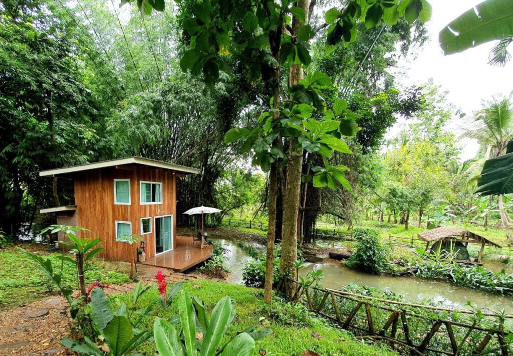 บ้านไม้ 2 ชั้นริมน้ำ ท่ามกลางธรรมชาติ กาญจนบุรี