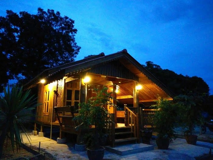  บ้านไม้สักทรงไทยโบราณ มีระเบียงสำหรับพักผ่อน
